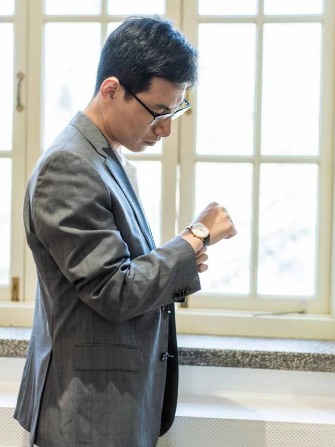 ：避开劳力士与卡西欧的理由分析K8凯发登录中年男人挑选手表(图4)